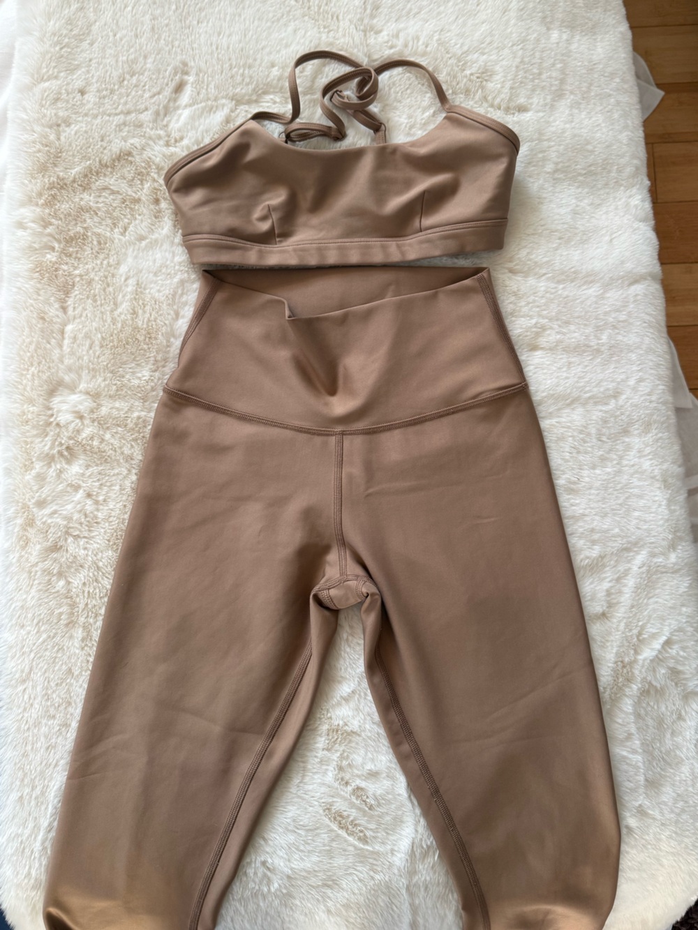 Alo yoga set in champane color